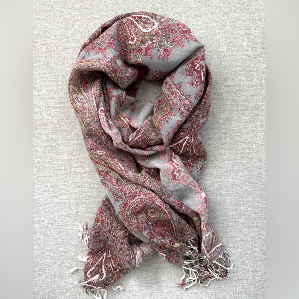 Scarf Gray with paisley design